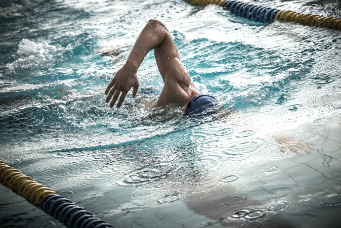 A front crawl swimmer using a compact arm recovery